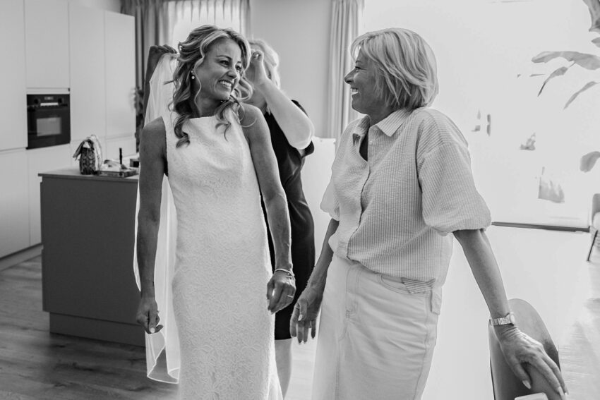 Trouwfotografie in Lisse, moeder en dochter moment.
