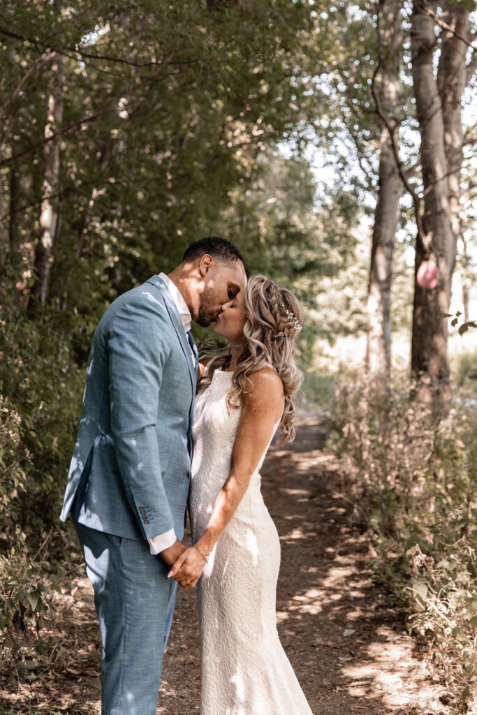 Trouwfotografie in Lisse, fotoshoot van Kevin en Nicole in het bos.