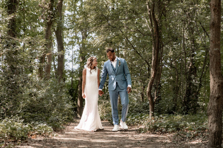 Trouwfotografie in Lisse, fotoshoot van Kevin en Nicole in het bos.