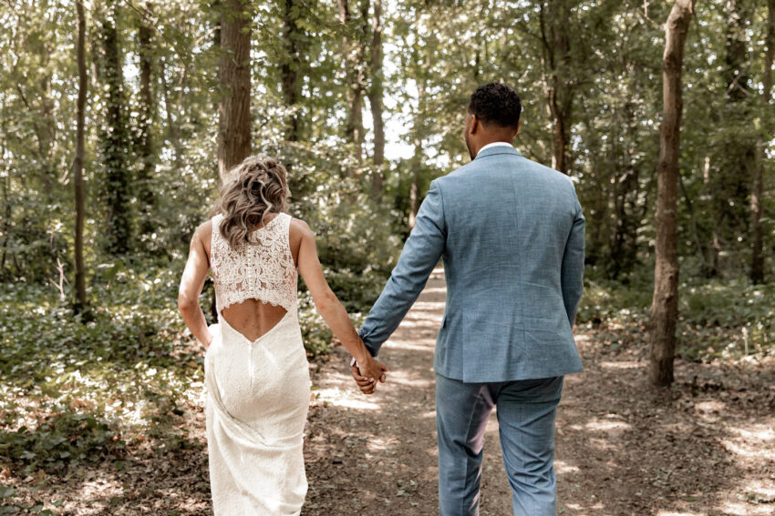 Trouwfotografie in Lisse, fotoshoot van Kevin en Nicole in het bos.