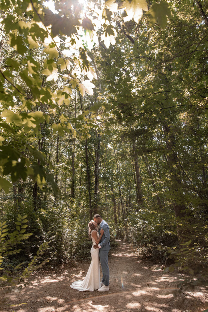 Trouwfotografie in Lisse, fotoshoot van Kevin en Nicole in het bos.
