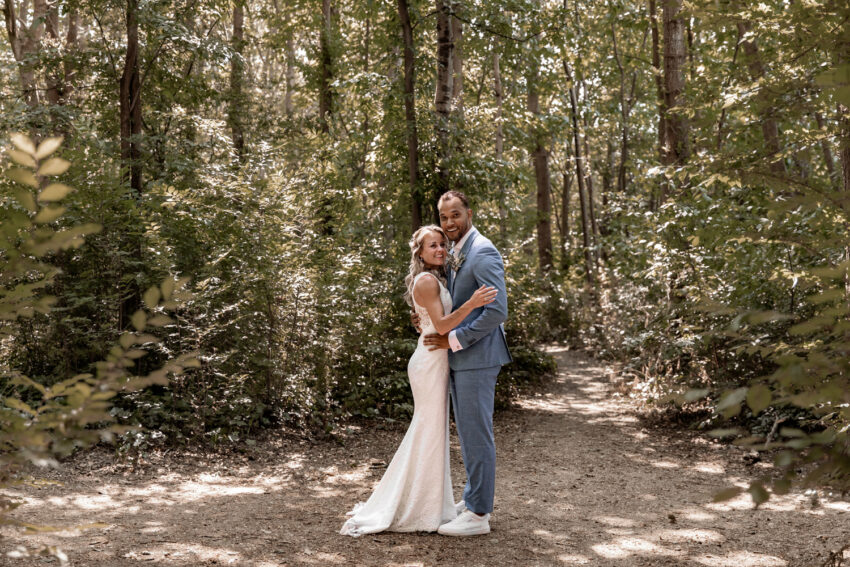 Trouwfotografie in Lisse, fotoshoot van Kevin en Nicole in het bos.