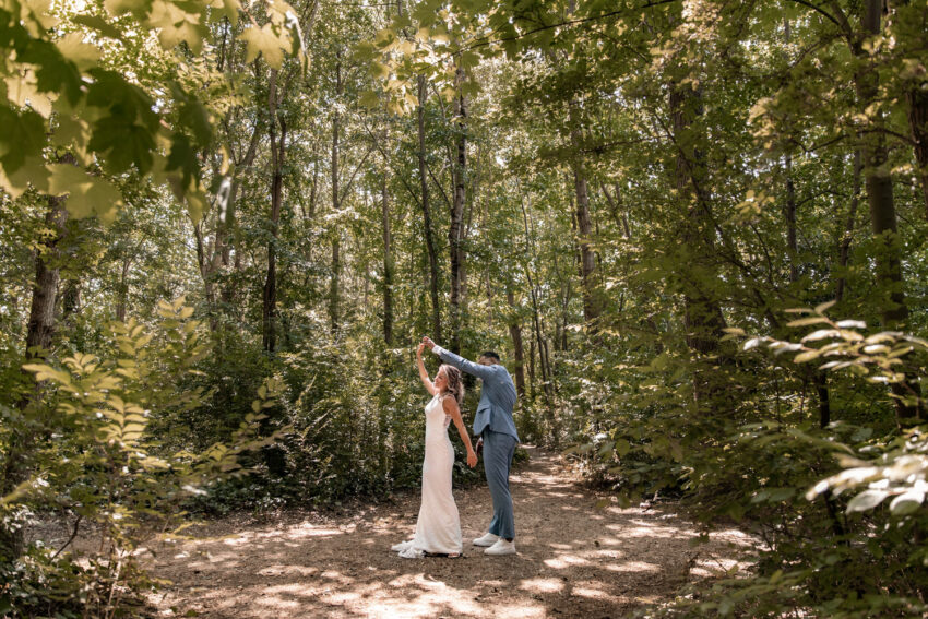 Trouwfotografie in Lisse, fotoshoot van Kevin en Nicole in het bos.