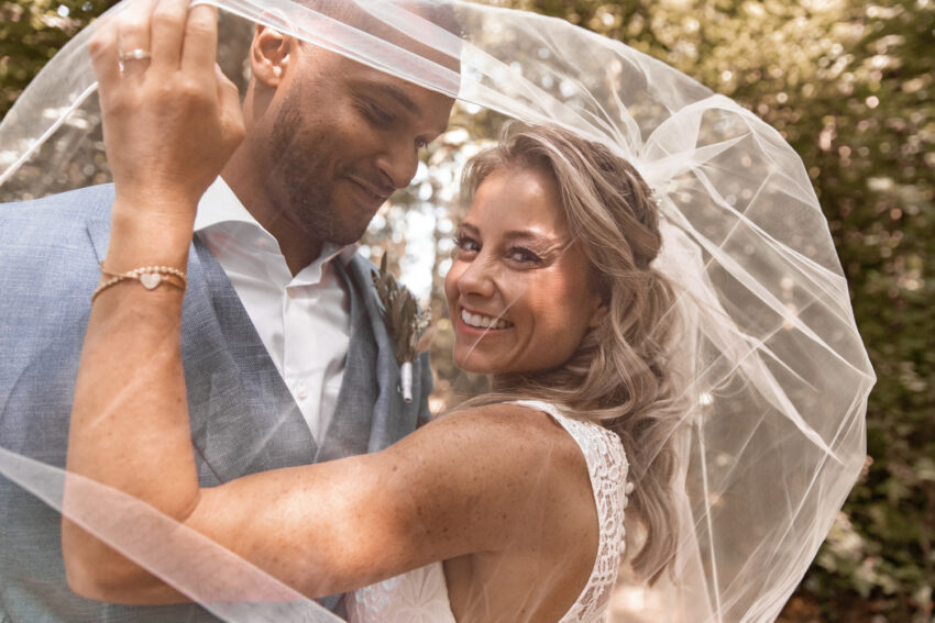Trouwfotografie in Lisse, fotoshoot van Kevin en Nicole in het bos.