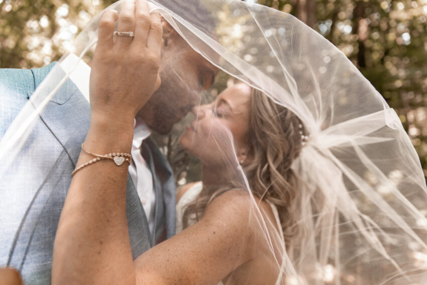 Trouwfotografie in Lisse, fotoshoot van Kevin en Nicole in het bos.