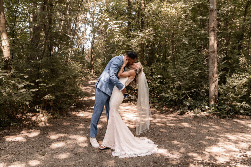 Trouwfotografie in Lisse, fotoshoot van Kevin en Nicole in het bos.