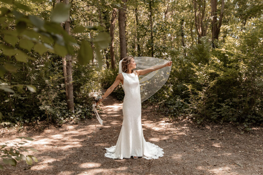 Trouwfotografie in Lisse, fotoshoot van Kevin en Nicole in het bos.