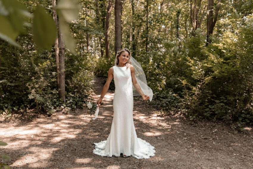 Trouwfotografie in Lisse, fotoshoot van Kevin en Nicole in het bos.