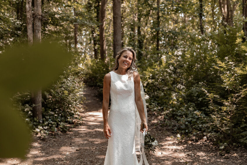 Trouwfotografie in Lisse, fotoshoot van Kevin en Nicole in het bos.