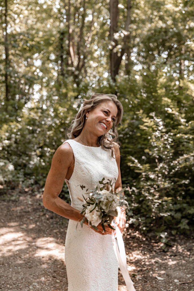 Trouwfotografie in Lisse, fotoshoot van Kevin en Nicole in het bos.