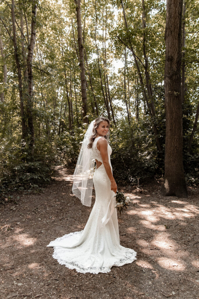 Trouwfotografie in Lisse, fotoshoot van Kevin en Nicole in het bos.