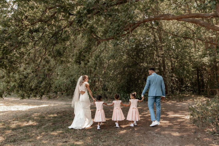 Trouwfotografie in Lisse, fotoshoot van Kevin en Nicole in het bos.
