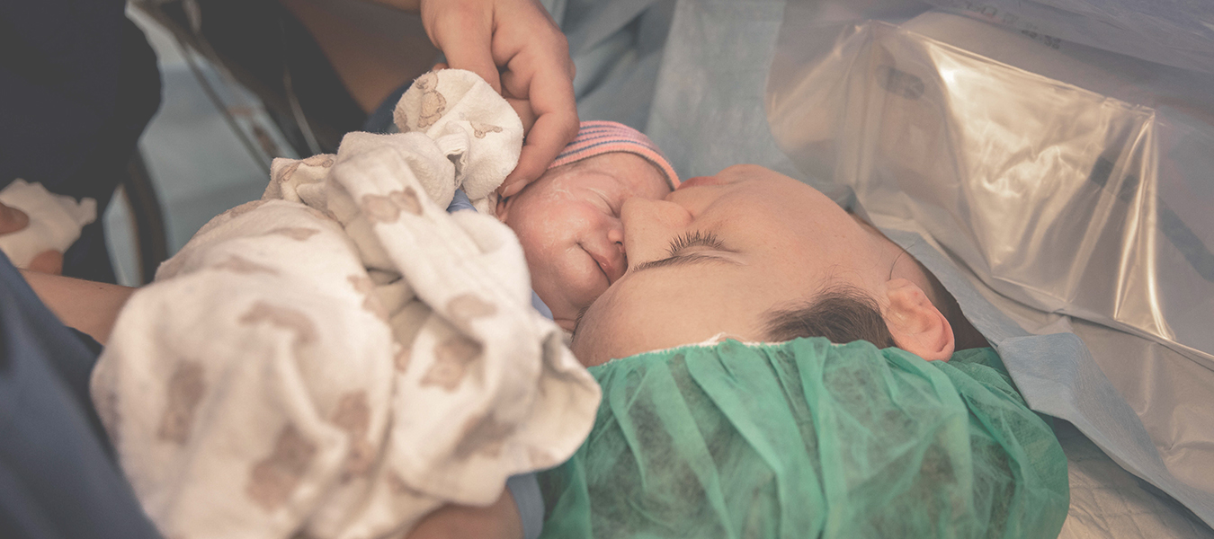 De geboorte van Livia via een gentle sectio in het Maasstad Ziekenhuis was een prachtig moment. Steeds meer ziekenhuizen erkennen de waarde van geboortefotografie, waardoor ook keizersnedes vastgelegd kunnen worden. Lees het bijzondere geboorteverhaal van dit derde meisje in haar gezin.