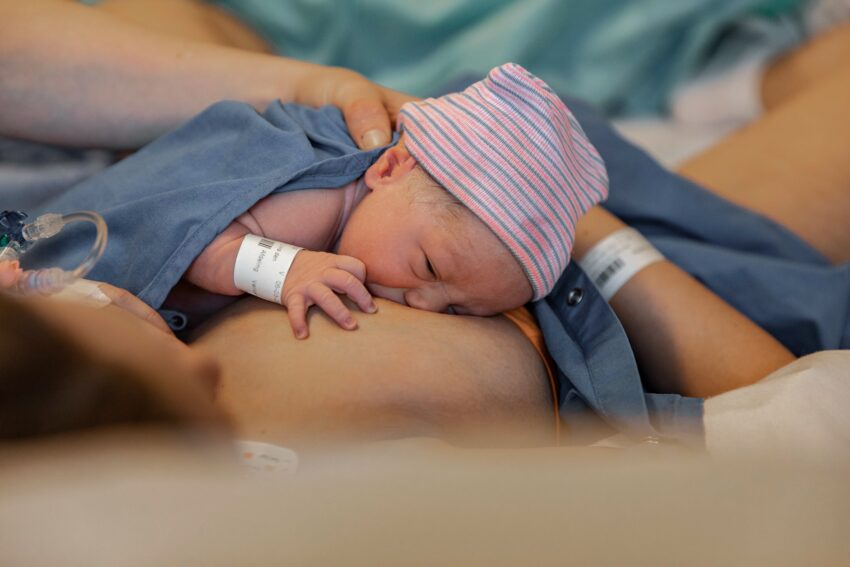 Geboortefotografie in Rotterdam, een bevalling in het Maasstad ziekenhuis, baby krijgt voor het eerst borstvoeding.
