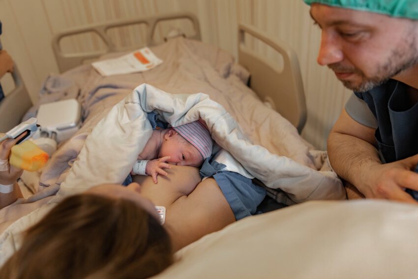 Geboortefotografie in Rotterdam, een bevalling in het Maasstad ziekenhuis, baby krijgt voor het eerst borstvoeding.