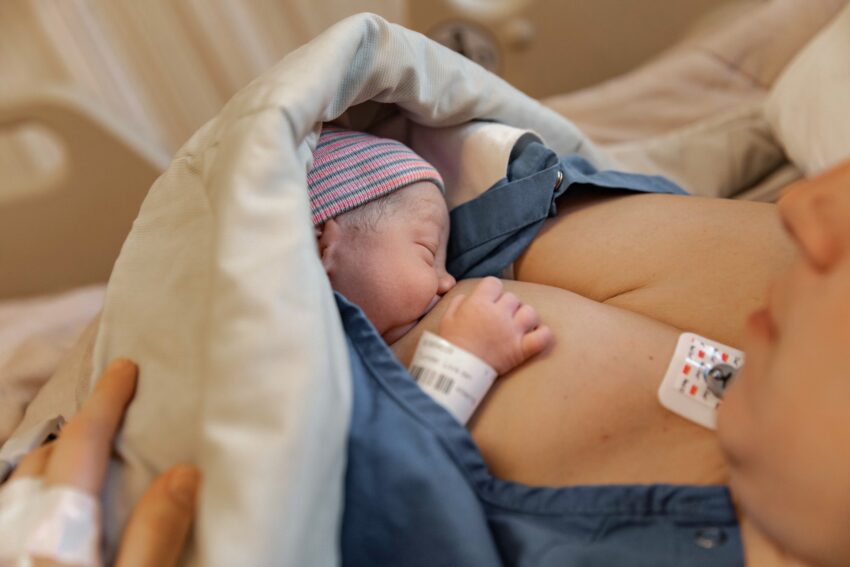 Geboortefotografie in Rotterdam, een bevalling in het Maasstad ziekenhuis, baby krijgt voor het eerst borstvoeding.