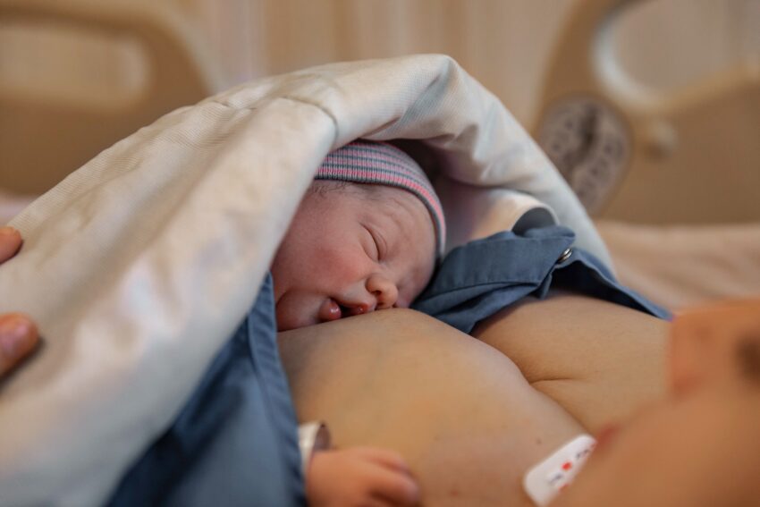 Geboortefotografie in Rotterdam, een bevalling in het Maasstad ziekenhuis, baby ligt bij moeder op de borst.