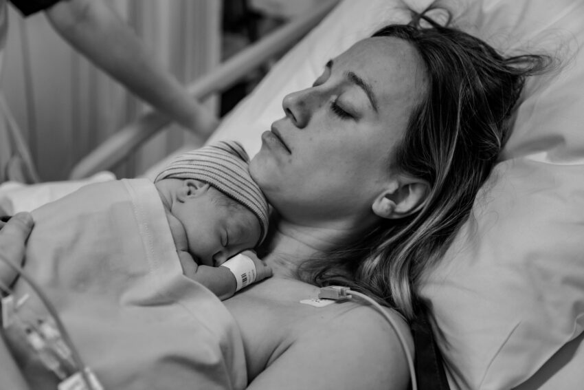 Geboortefotografie in Rotterdam, een bevalling in het Maasstad ziekenhuis, baby ligt bij moeder op de borst.