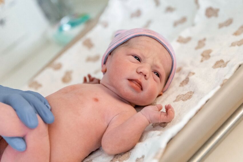 Geboortefotografie in Rotterdam, een bevalling in het Maasstad ziekenhuis, baby wordt nagekeken.