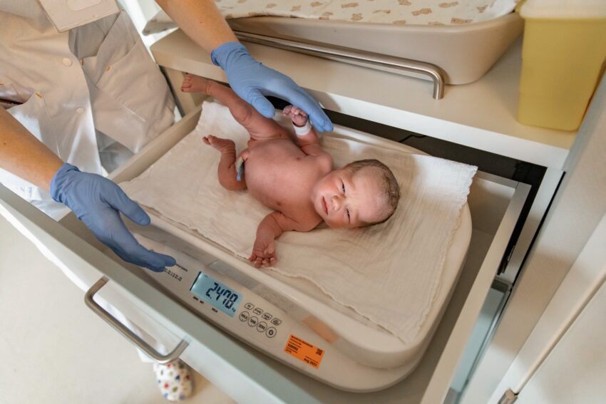 Geboortefotografie in Rotterdam, een bevalling in het Maasstad ziekenhuis, baby wordt nagekeken.