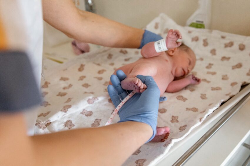 Geboortefotografie in Rotterdam, een bevalling in het Maasstad ziekenhuis, baby wordt nagekeken.