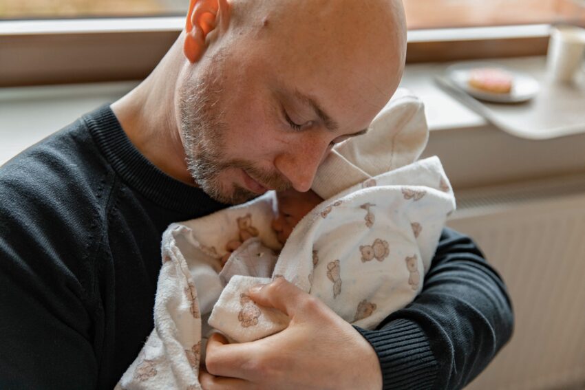 Geboortefotografie in Rotterdam, een bevalling in het Maasstad ziekenhuis, vader knuffelend met zijn dochter.