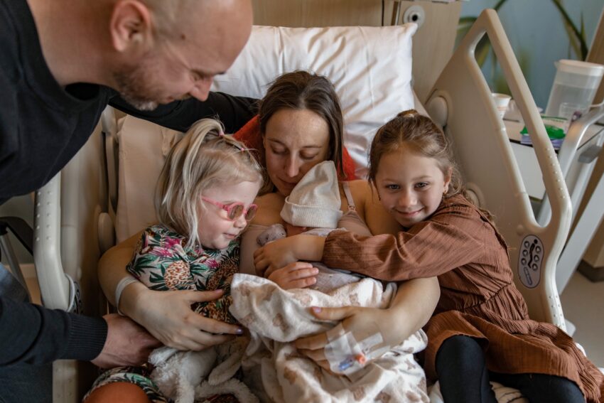 Geboortefotografie in Rotterdam, een bevalling in het Maasstad ziekenhuis, gezin compleet met grote zussen.