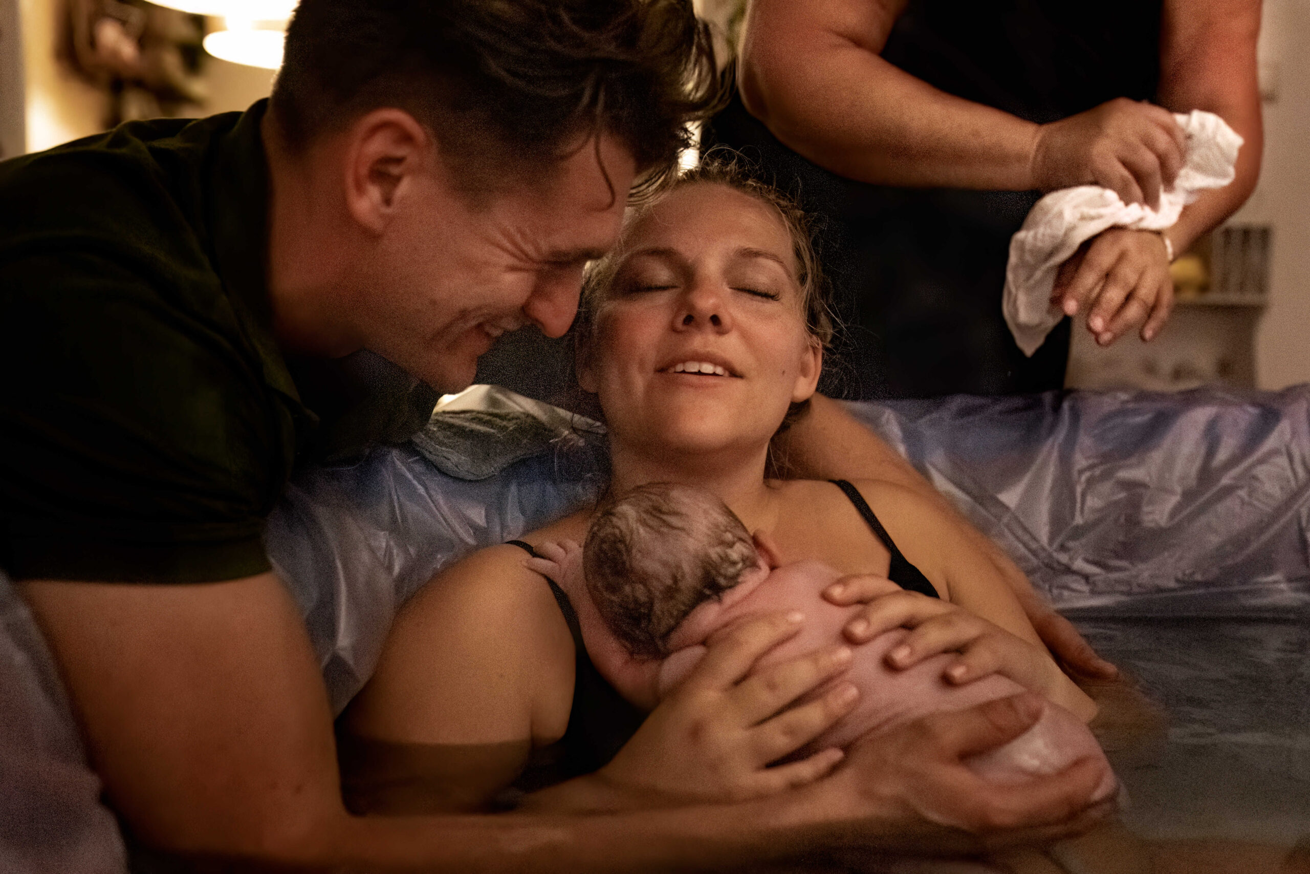 Ouders zijn dolgelukkig nadat hun kindje net in bad is geboren.