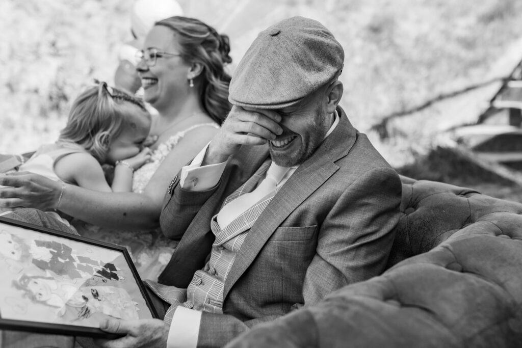 Bruidegom moet heel hard lachen nadat hij een cadeautje van zijn dochter krijgt.