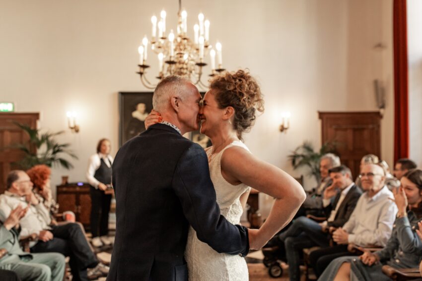 Trouwfotograaf in Delft, bruidspaar trouwt in het gemeentehuis.